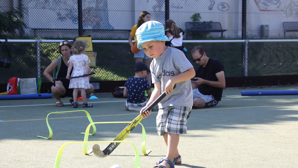Kind spielt Hockey Familiensportfest 2023